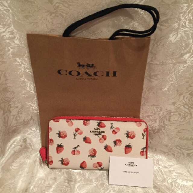 COACH(コーチ)の新品！イチゴ＆チェリー柄が可愛い！Coach(コーチ)長財布



 レディースのファッション小物(財布)の商品写真