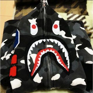 アベイシングエイプ(A BATHING APE)のシャークBapeパーカー(パーカー)