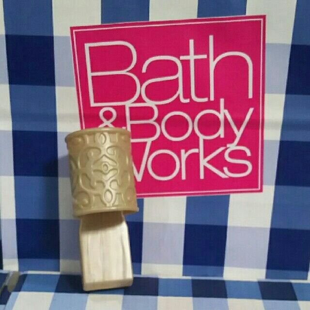 Bath & Body Works(バスアンドボディーワークス)の美品！ バスアンドボディワークス ウォールフラワー プラグとリフィルセット コスメ/美容のリラクゼーション(アロマポット/アロマランプ/芳香器)の商品写真