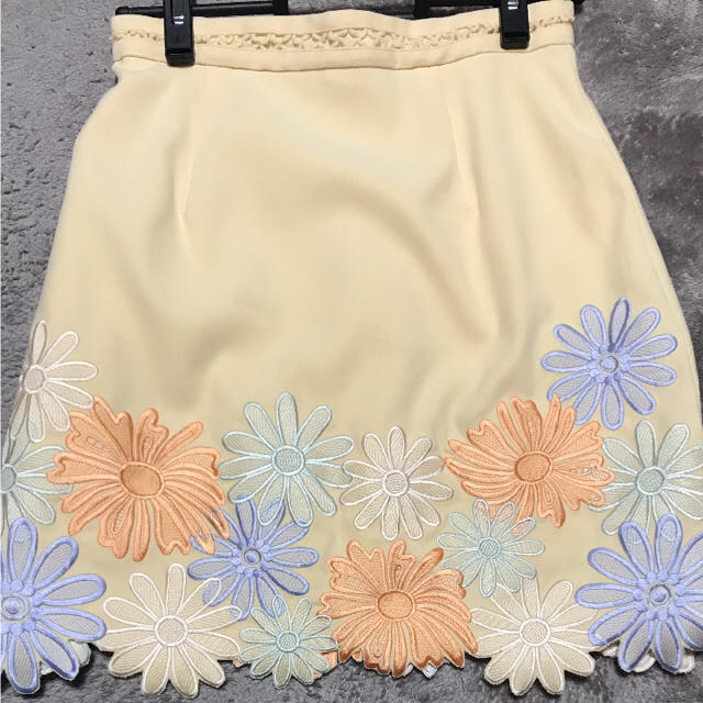 Lily Brown(リリーブラウン)のリリーブラウン フラワー刺繍台形スカート レディースのスカート(ミニスカート)の商品写真