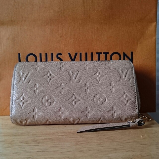 LOUIS VUITTON(ルイヴィトン)のｱﾝﾌﾟﾗﾝﾄ ﾏﾋﾅ ﾀﾞﾐｴ ｴﾋﾟ CHANEL  ﾗｳﾝﾄﾞﾌｧｽﾅｰ レディースのファッション小物(財布)の商品写真