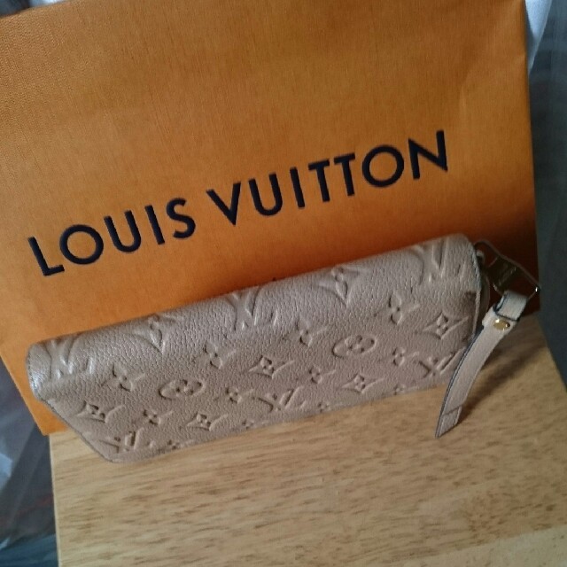 LOUIS VUITTON(ルイヴィトン)のｱﾝﾌﾟﾗﾝﾄ ﾏﾋﾅ ﾀﾞﾐｴ ｴﾋﾟ CHANEL  ﾗｳﾝﾄﾞﾌｧｽﾅｰ レディースのファッション小物(財布)の商品写真