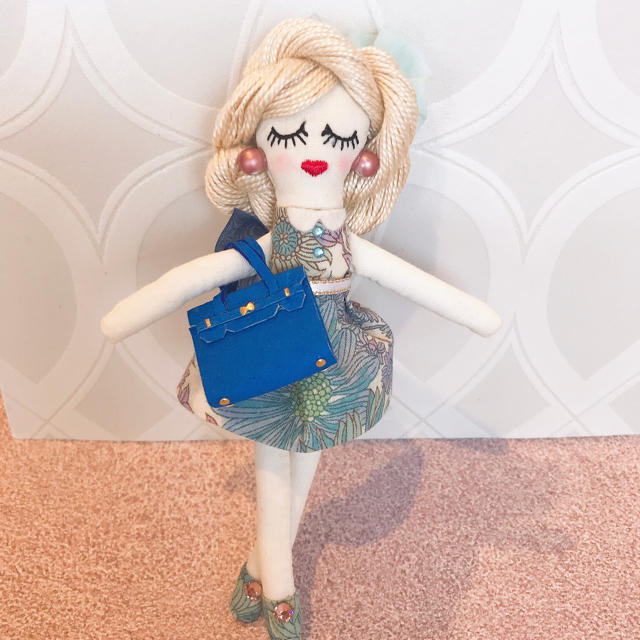 ブルーバーキンに花柄ワンピのルルベちゃん ハンドメイドのファッション小物(バッグチャーム)の商品写真