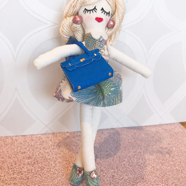 ブルーバーキンに花柄ワンピのルルベちゃん ハンドメイドのファッション小物(バッグチャーム)の商品写真