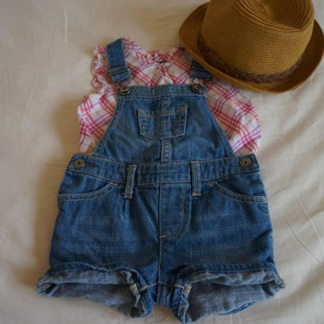 babyGAP(ベビーギャップ)のギャップ♡ショート丈オーバオール90 キッズ/ベビー/マタニティのキッズ服女の子用(90cm~)(パンツ/スパッツ)の商品写真