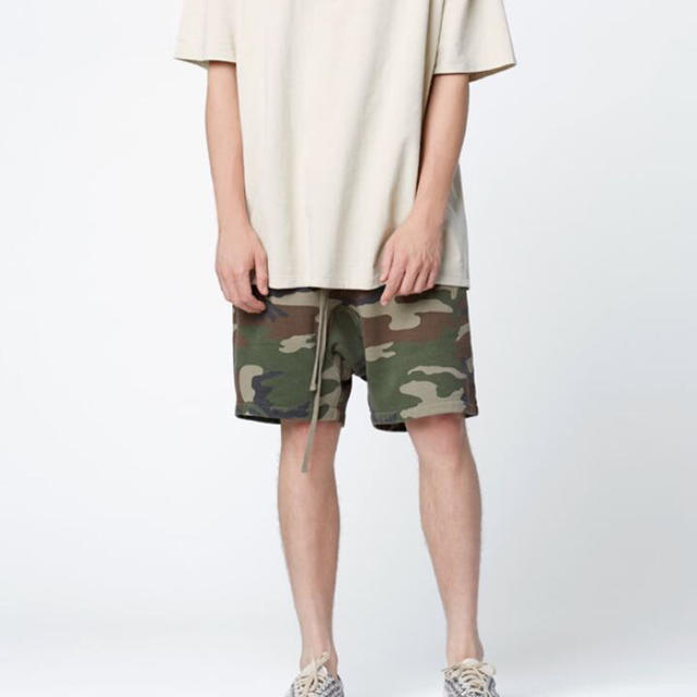 FOG - FEAR OF GOD ESSENTIALS SHORTS CAMO