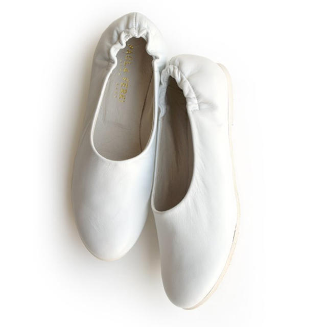 JOURNAL STANDARD(ジャーナルスタンダード)のPAOLA FERRI  レザー フラットシューズ スリッポン ホワイト 美品 レディースの靴/シューズ(ローファー/革靴)の商品写真