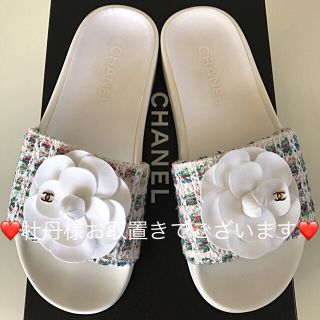 シャネル(CHANEL)の❤️シャネル❤️美品💕ホワイトカメリア付き サンダル 38サイズ♪(サンダル)