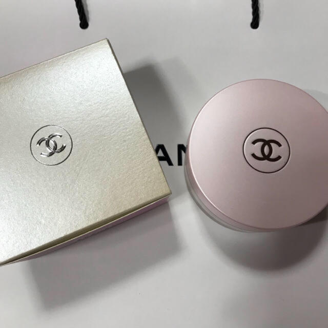 CHANEL(シャネル)のCHANEL♡ラメ入りボディパウダー コスメ/美容のボディケア(その他)の商品写真