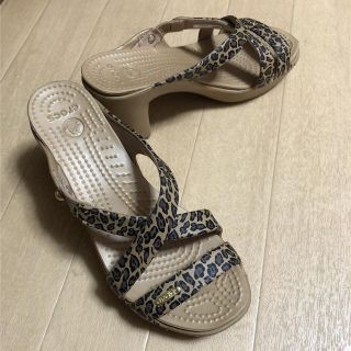 クロックス(crocs)のヒョウ柄 ヒール(サンダル)