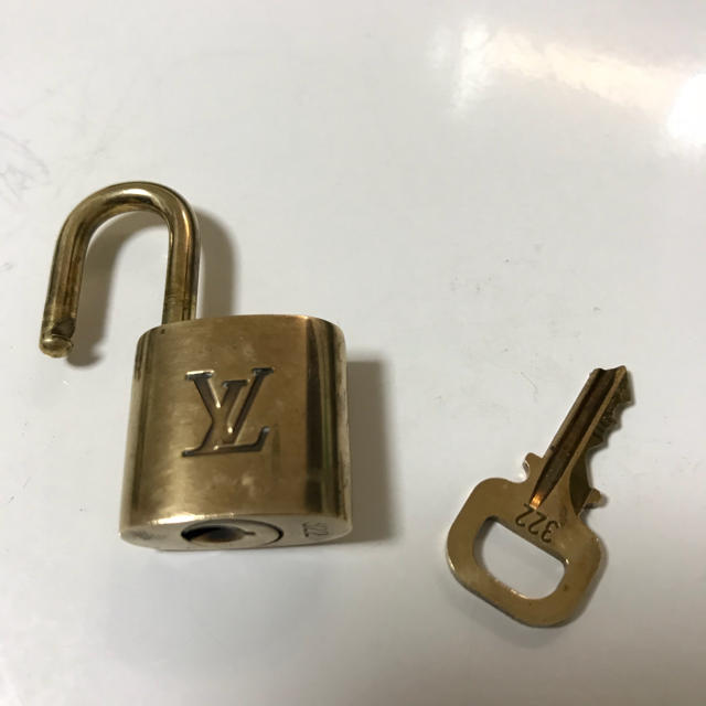 LOUIS VUITTON(ルイヴィトン)のヴィトン  カデナ キー レディースのファッション小物(キーホルダー)の商品写真