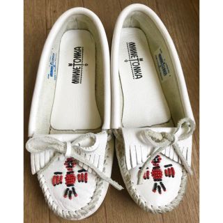 ミネトンカ(Minnetonka)の《お値下げ》ミネトンカ サンダーバード 白 white サイズ5(スリッポン/モカシン)