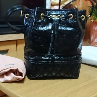 ミュウミュウ(miumiu)のmiumiu可愛いミニ巾着ショルダーポシェット♥️(ショルダーバッグ)