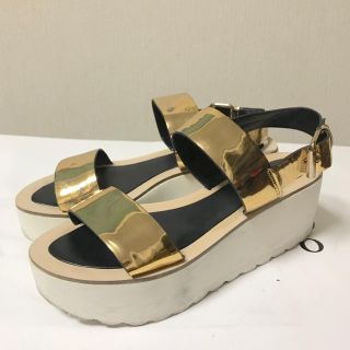 ザラ(ZARA)のZARA サンダル ゴールド 脚長効果 24㎝(サンダル)