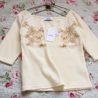 ダズリン(dazzlin)のdazzlin【昨季新品】リリー刺繍入りTシャツ(カットソー(半袖/袖なし))