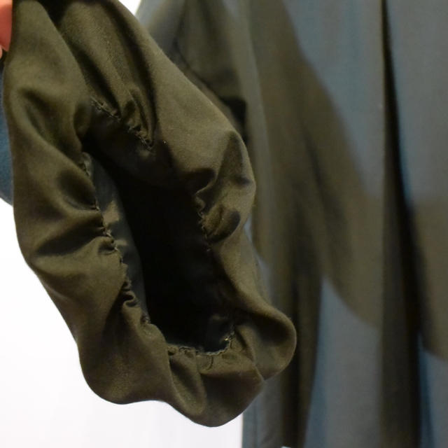 モスグリーン きれいめトップス レディースのトップス(シャツ/ブラウス(長袖/七分))の商品写真