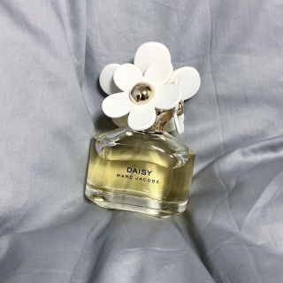 マークジェイコブス(MARC JACOBS)の【新品未使用】マークジェイコブス デイジー オードトワレ 50ml(香水(女性用))