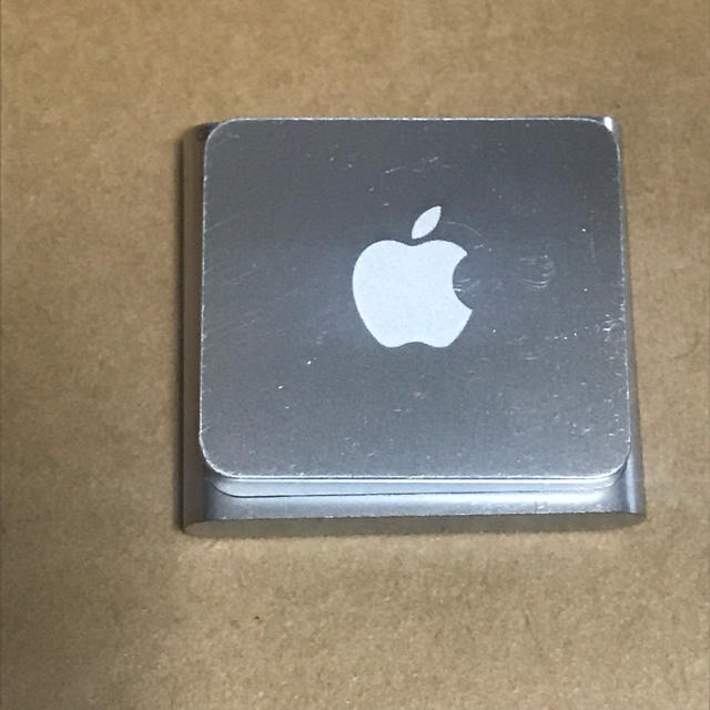 Apple(アップル)のiPod Shuffle 第4世代 シルバー 2GB スマホ/家電/カメラのオーディオ機器(ポータブルプレーヤー)の商品写真