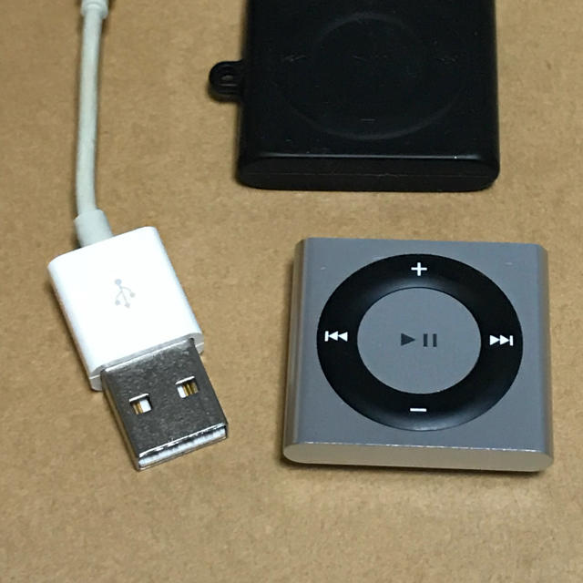 Apple(アップル)のiPod Shuffle 第4世代 シルバー 2GB スマホ/家電/カメラのオーディオ機器(ポータブルプレーヤー)の商品写真