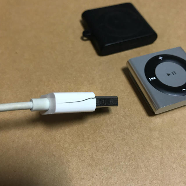 Apple(アップル)のiPod Shuffle 第4世代 シルバー 2GB スマホ/家電/カメラのオーディオ機器(ポータブルプレーヤー)の商品写真