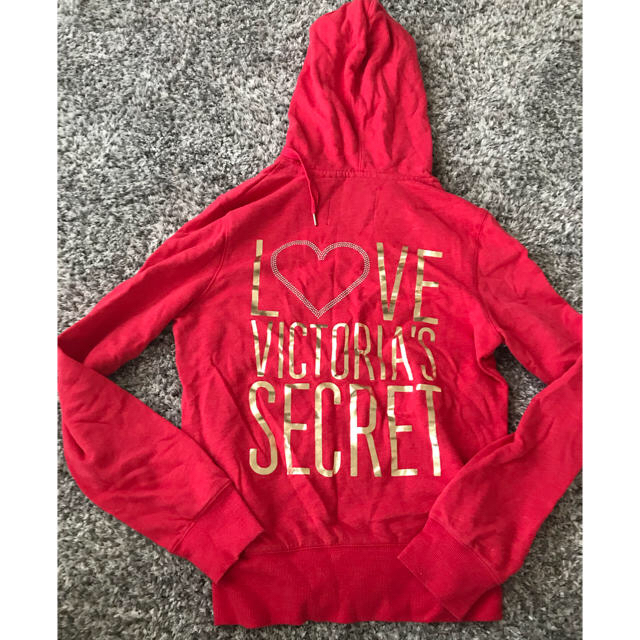 Victoria's Secret(ヴィクトリアズシークレット)のヴィクトリアズシークレット パーカー 赤 レディースのトップス(パーカー)の商品写真