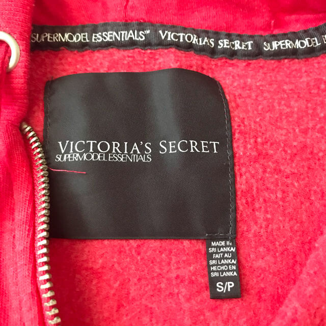 Victoria's Secret(ヴィクトリアズシークレット)のヴィクトリアズシークレット パーカー 赤 レディースのトップス(パーカー)の商品写真