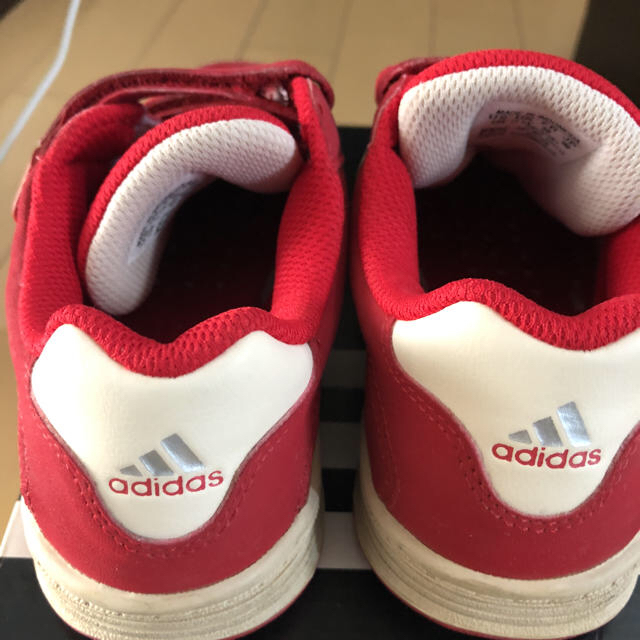 adidas(アディダス)のアディダス スニーカー 18センチ キッズ/ベビー/マタニティのキッズ靴/シューズ(15cm~)(スニーカー)の商品写真