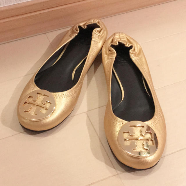 Tory Burch(トリーバーチ)のトリーバーチ＊ゴールドフラットパンプス＊21.5㎝＊TORY BURCH レディースの靴/シューズ(バレエシューズ)の商品写真