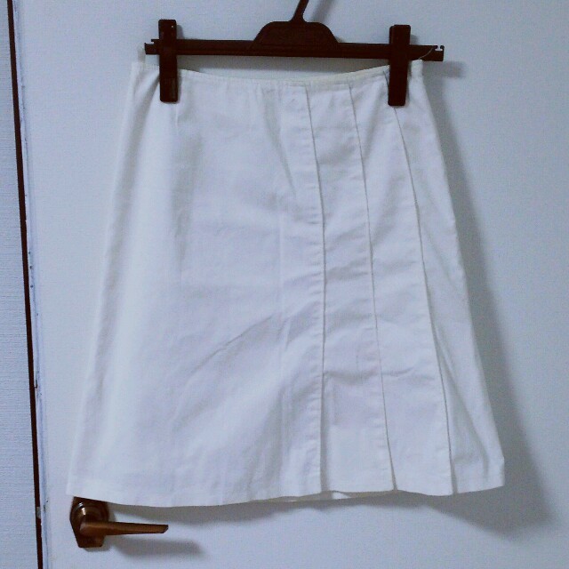 白のスカート　 レディースのスカート(ひざ丈スカート)の商品写真