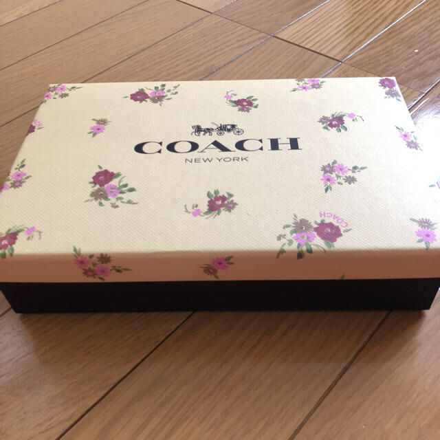 COACH(コーチ)の値下げ！コーチ 花柄ポーチ 新品Box付き レディースのファッション小物(ポーチ)の商品写真