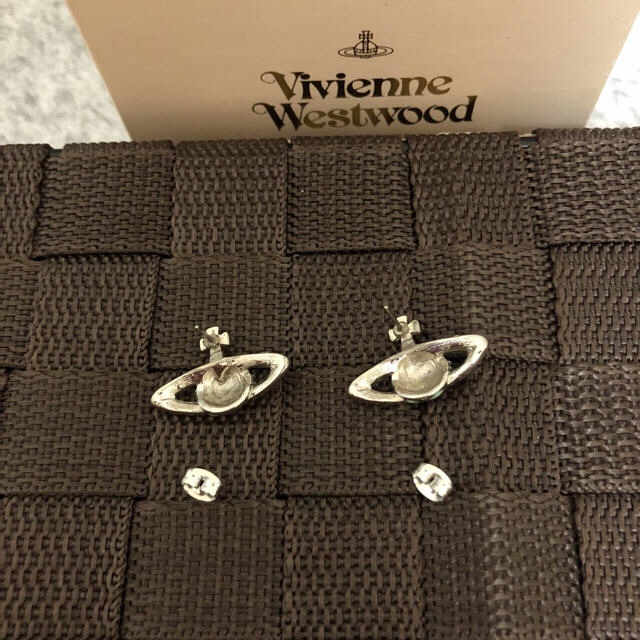 Vivienne Westwood(ヴィヴィアンウエストウッド)のＶｉｖｉｅｎｎｅ Ｗ ｅｓｔｗｏｏｄ マルチカラーレリーフオ－ブピアス(中古品） レディースのアクセサリー(ピアス)の商品写真