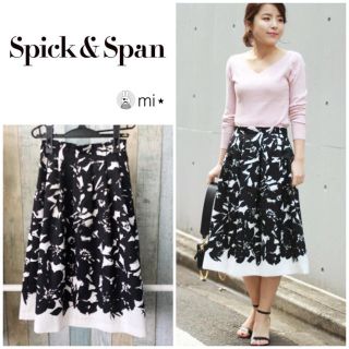 スピックアンドスパン(Spick & Span)の美品❣️ Spick & Span ハンドタッチ フラワープリントスカート 34(ひざ丈スカート)