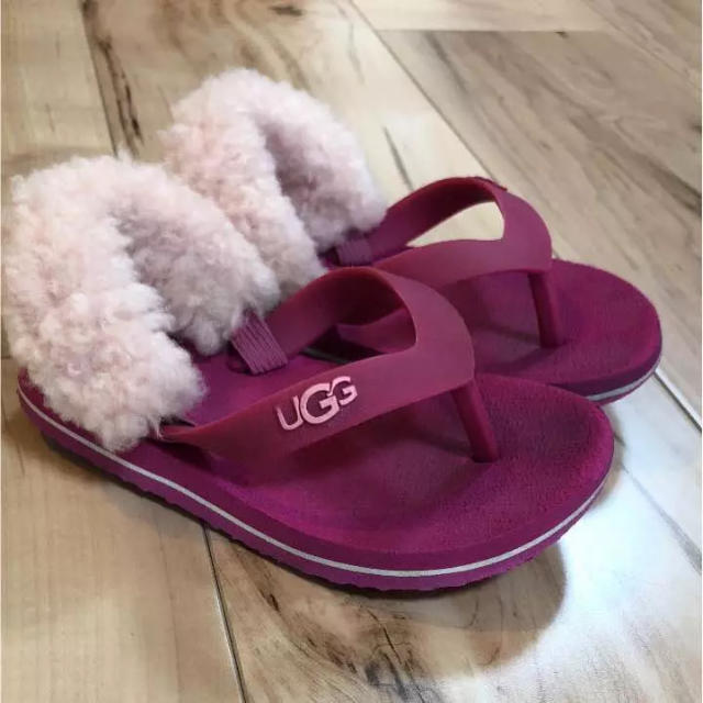 UGG(アグ)のアグ 15センチ キッズ/ベビー/マタニティのキッズ靴/シューズ(15cm~)(サンダル)の商品写真