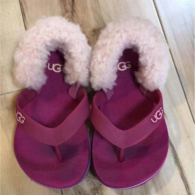 UGG(アグ)のアグ 15センチ キッズ/ベビー/マタニティのキッズ靴/シューズ(15cm~)(サンダル)の商品写真