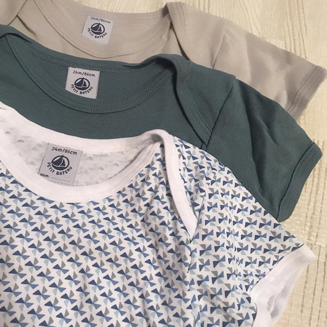 PETIT BATEAU(プチバトー)のプチバトー 18SS カラー&プリント半袖ボディ 3枚組 36m 新品 キッズ/ベビー/マタニティのキッズ服男の子用(90cm~)(下着)の商品写真