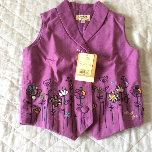 OshKosh(オシュコシュ)のベスト 120 刺繍入り 花柄 紫 キッズ/ベビー/マタニティのキッズ服女の子用(90cm~)(ジャケット/上着)の商品写真