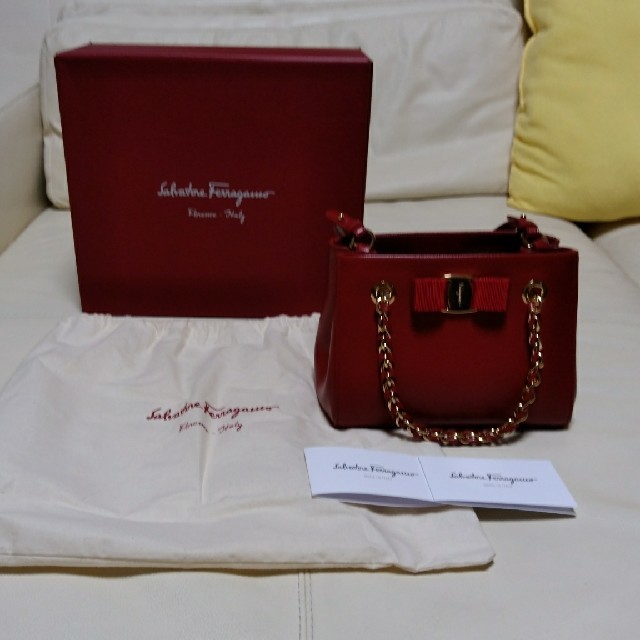 Ferragamo(フェラガモ)のFerragamo♡バッグ♡レッド♡ブラック レディースのバッグ(ハンドバッグ)の商品写真