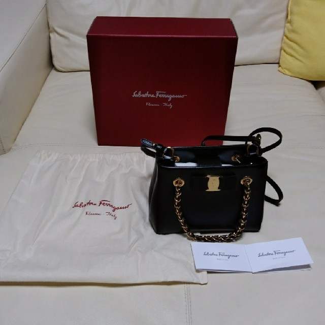 Ferragamo(フェラガモ)のFerragamo♡バッグ♡レッド♡ブラック レディースのバッグ(ハンドバッグ)の商品写真