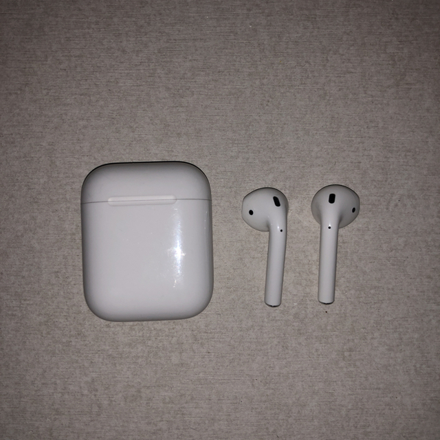 Apple(アップル)のAirPods 美品です！ スマホ/家電/カメラのオーディオ機器(ヘッドフォン/イヤフォン)の商品写真