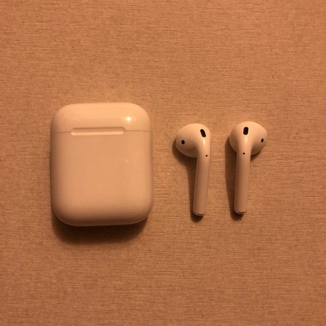 Apple(アップル)のAirPods 美品です！ スマホ/家電/カメラのオーディオ機器(ヘッドフォン/イヤフォン)の商品写真