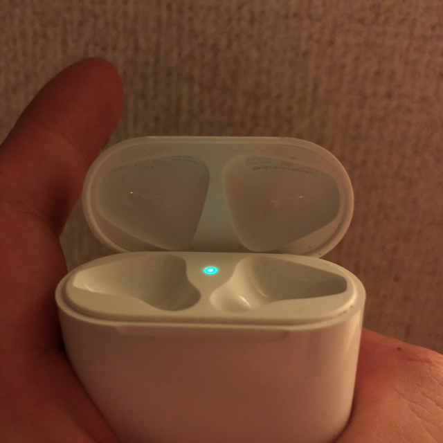 Apple(アップル)のAirPods 美品です！ スマホ/家電/カメラのオーディオ機器(ヘッドフォン/イヤフォン)の商品写真