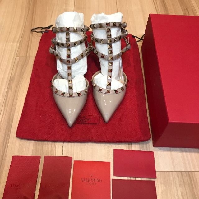 新しいスタイル VALENTINO - ヴァレンティノ❤️ロックスタッズ