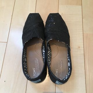 トムズ(TOMS)のTOMS ラメ入りブラック サイズ8.5(スリッポン/モカシン)