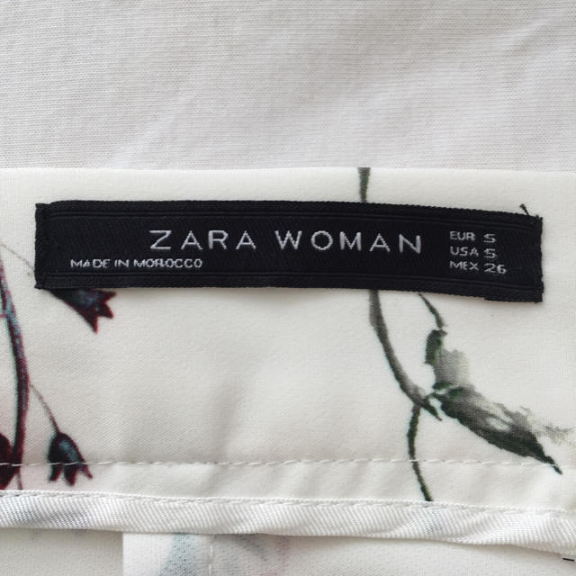 ZARA(ザラ)のZARA スカート 白 ボタニカル柄 花柄 ZARAWOMAN  レディースのスカート(ひざ丈スカート)の商品写真