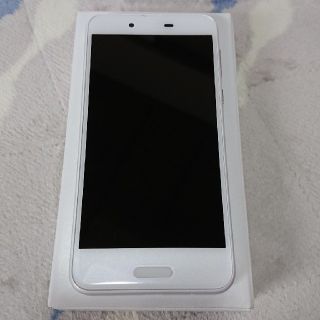 シャープ(SHARP)のau SHV40 AQUOS sense SIMロック解除済 新品同様(スマートフォン本体)