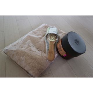 ザボディショップ(THE BODY SHOP)の未使用THE BODY SHOP 大判タオル&クシ&ボディスクラブ セット(ボディスクラブ)