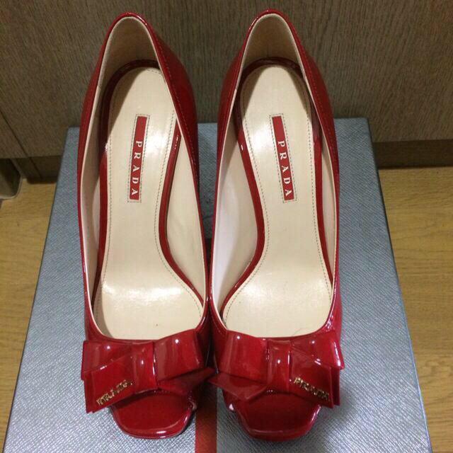 PRADA(プラダ)のPRADA♡オープントゥパンプス 赤 レディースの靴/シューズ(ハイヒール/パンプス)の商品写真