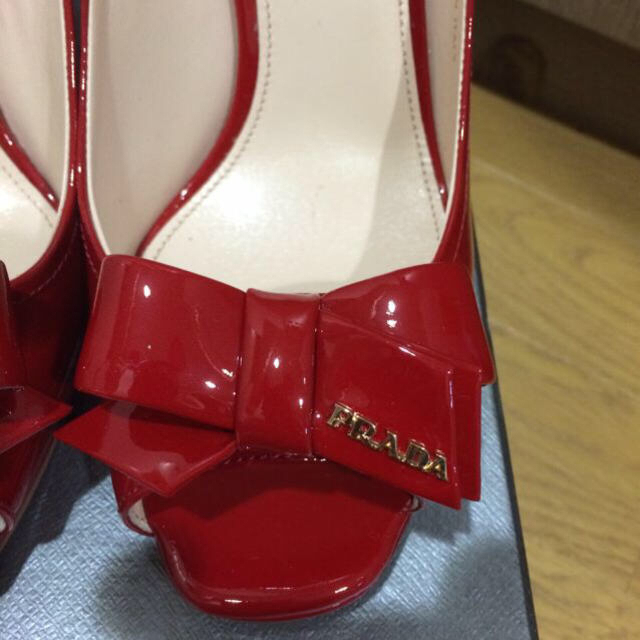 PRADA(プラダ)のPRADA♡オープントゥパンプス 赤 レディースの靴/シューズ(ハイヒール/パンプス)の商品写真