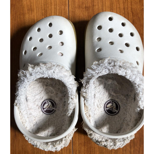 crocs(クロックス)のクロックス サンダル ホワイト ボア C8.9 15.5〜16.5 キッズ/ベビー/マタニティのキッズ靴/シューズ(15cm~)(サンダル)の商品写真