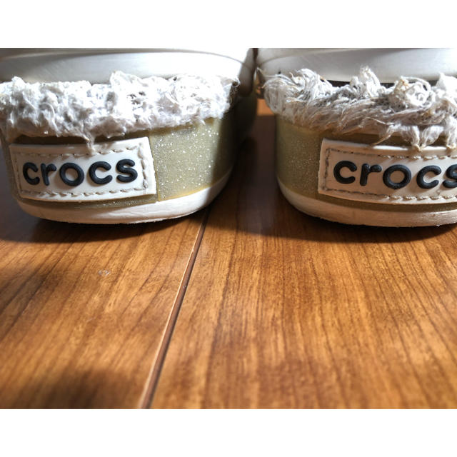 crocs(クロックス)のクロックス サンダル ホワイト ボア C8.9 15.5〜16.5 キッズ/ベビー/マタニティのキッズ靴/シューズ(15cm~)(サンダル)の商品写真